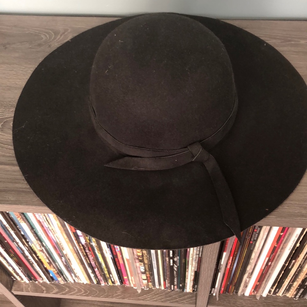 Black wide rim floppy hat